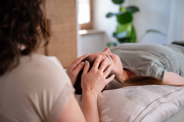 Nathalie Briatore bei einer sanften Craniosacral-Behandlung am Kopf zur Entspannung des Nervensystems.