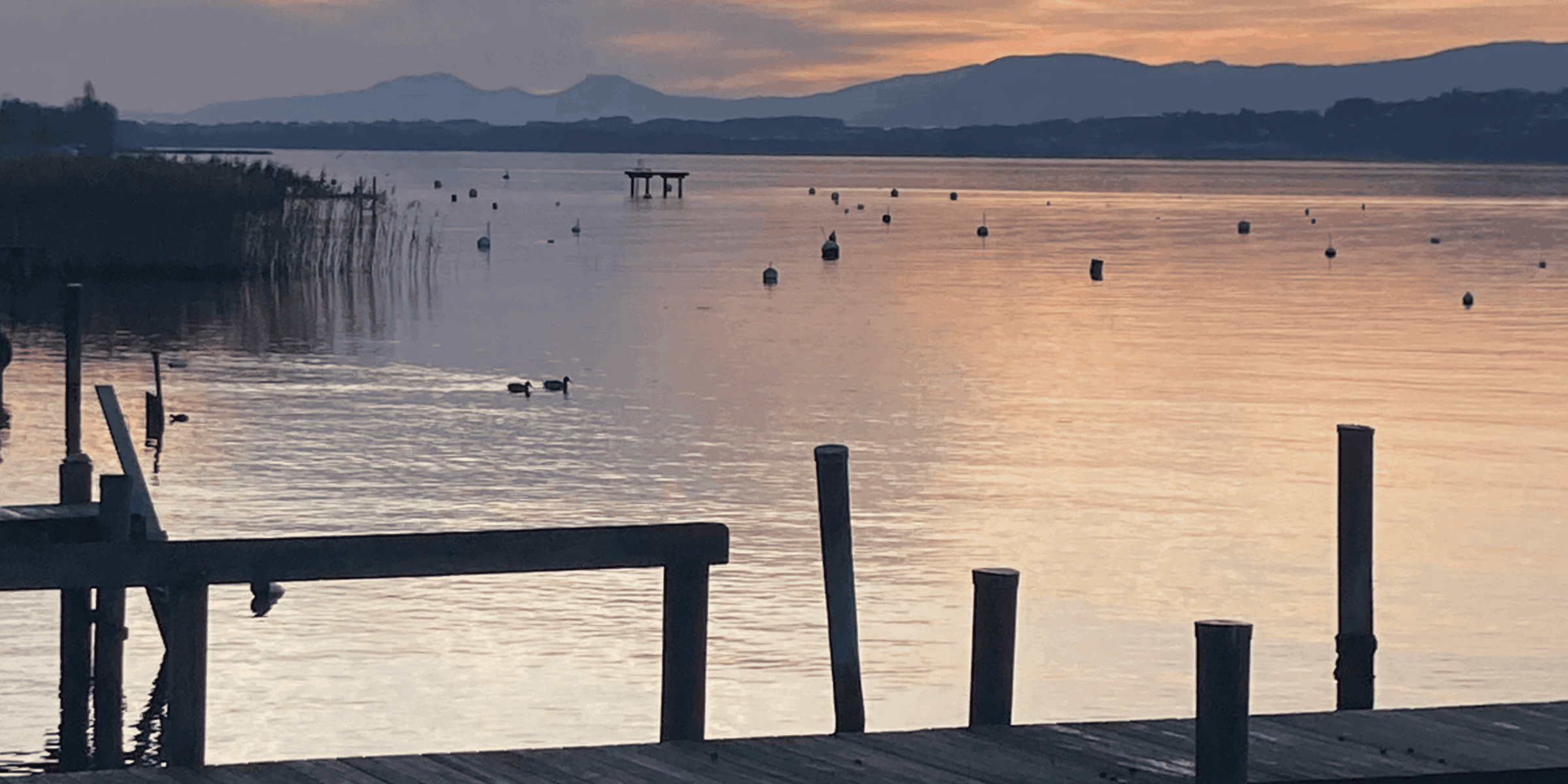 Steg am ruhigen Wasser als Symbol für Erholung bei Eltern-Burnout – Cranio Praxis Bern