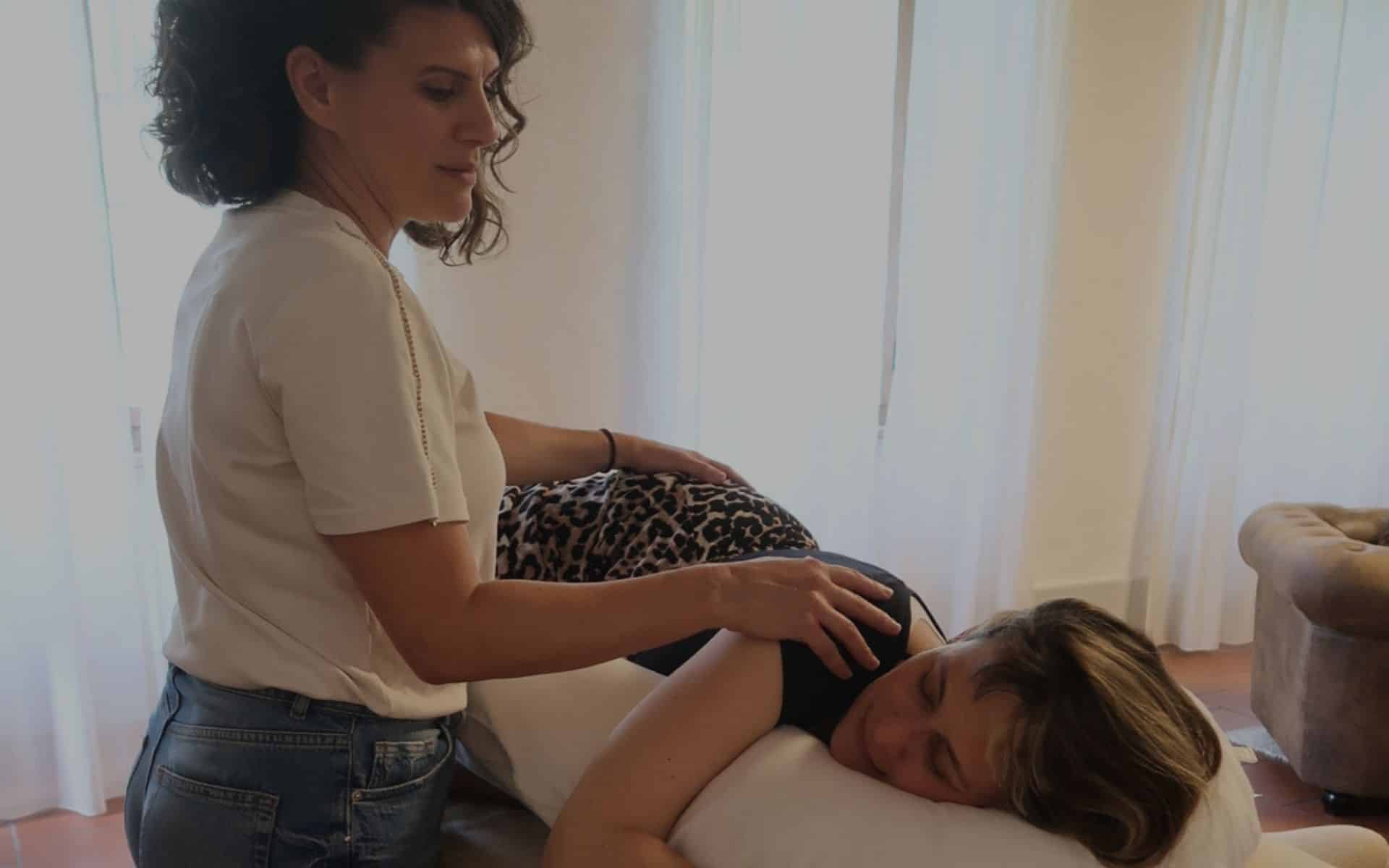 Nathalie Briatore bei einer entspannenden Craniosacral Behandlung für Schwangere in Bern Bümpliz.